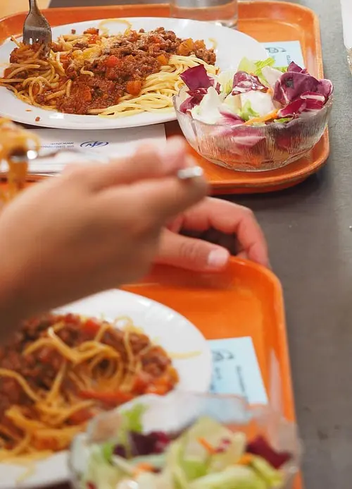 Lecture de la fiche de paie d’une infirmière fonctionnaire